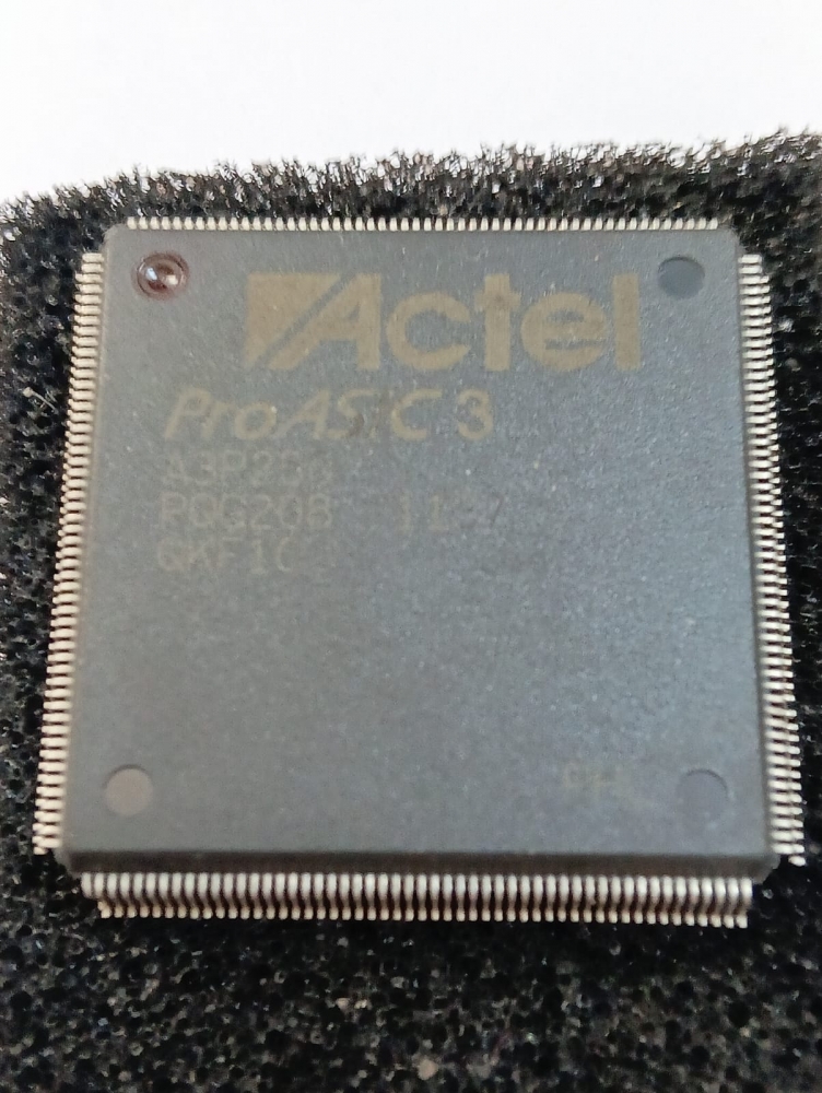 Микросхема A3P250-PQG208 ProASIC3 программируемая управляющая матрица ACTEL (Демонтаж)
